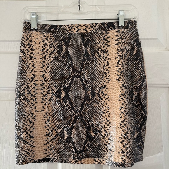 Snake skin print mini skirt - Picture 2 of 4